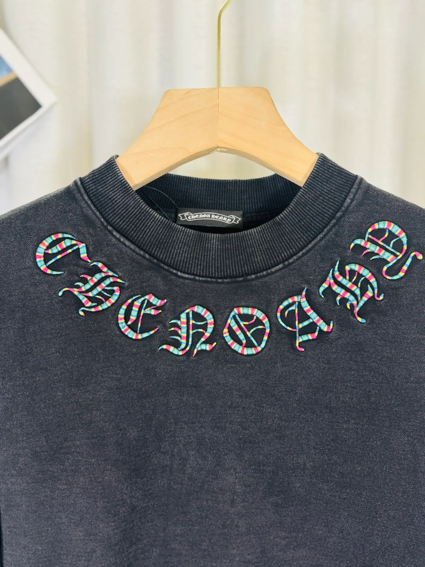P270 top version, real shot without P, ​​different from market currency) 𝗖𝗵𝗿𝗼𝗺𝗲 𝗛𝗲𝗮𝗿𝘁𝘀/Cro Heart 2025 washed patch embroidery autumn and winter new original single counter American laser burnt 3D three-dimensional color embroidered couple casual sweatshirt 👑The highest version! Customized fabric 430g tripe terry fabric! American acid-washed and distressed original fabric laser burnt ✟appliqué embroidery and exquisite embroidery of letters! The best-selling model in the counter, very comfortable to wear. Accessories: original molded and authenticated collar label➕100% silk wash label. Genuine purchase-grade original hangtag➕matching hanging rope➕3D hanging beads➕original packaging bag. Craftsmanship: The original version has consistent wiring! The highest version of the armhole matching technique! Color: Gray Black Size: S M L XL Style No.: 9306